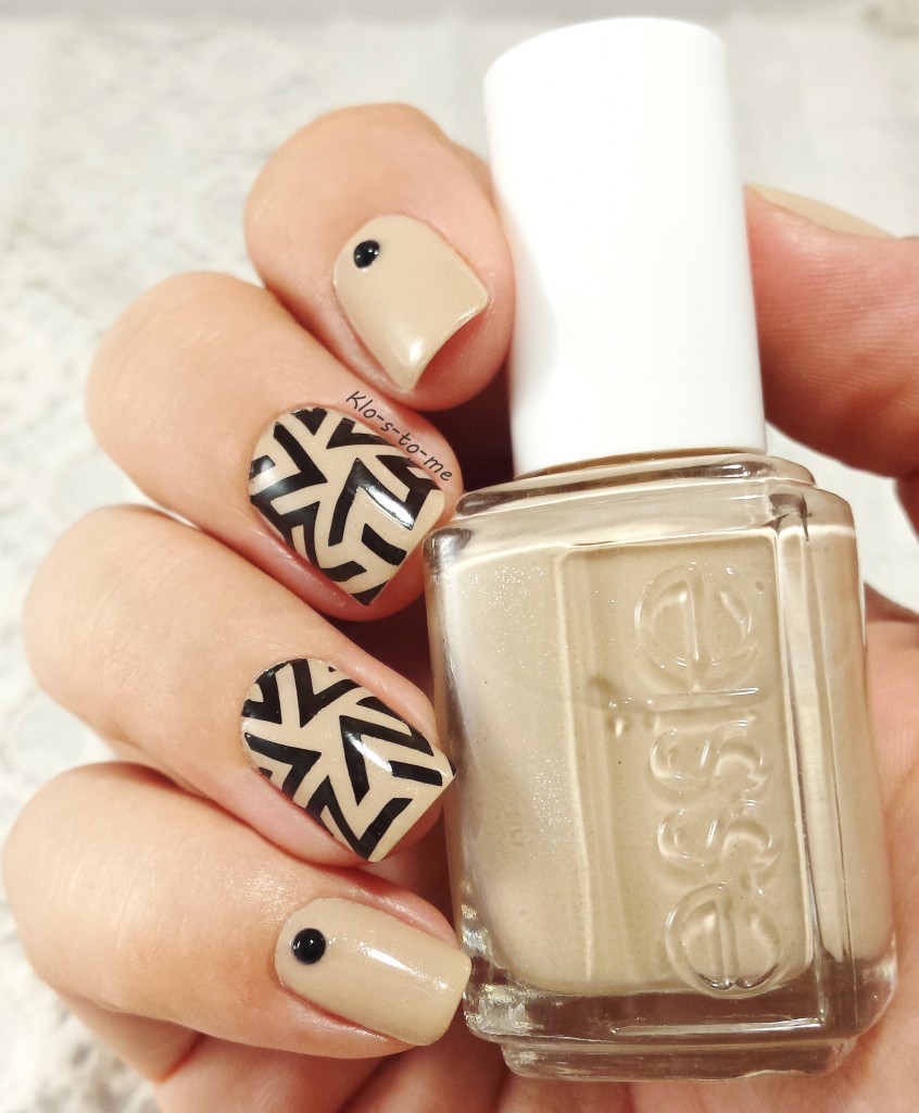 Nail-art stamping : beige graphique