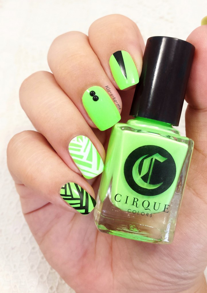 Nail-art au Striping tape : néon vert