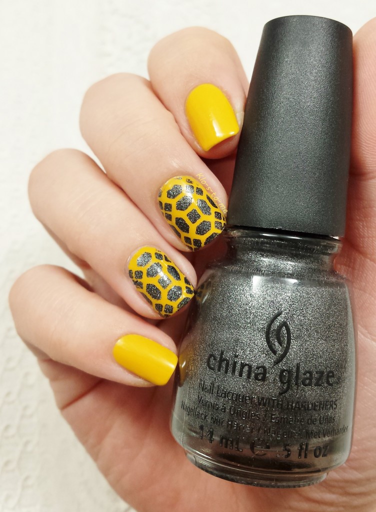 Nail-art pochoir : jaune et gris