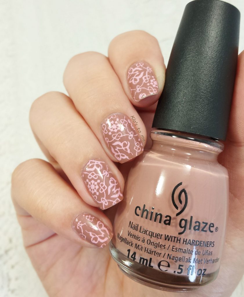 Nail-art stamping fleuri nude et rose