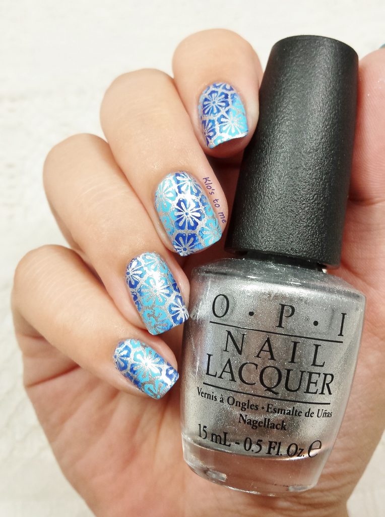 Nail-art stamping fleuri : argent