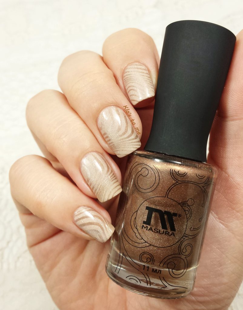 Nail-art stamping abstrait : beige nude