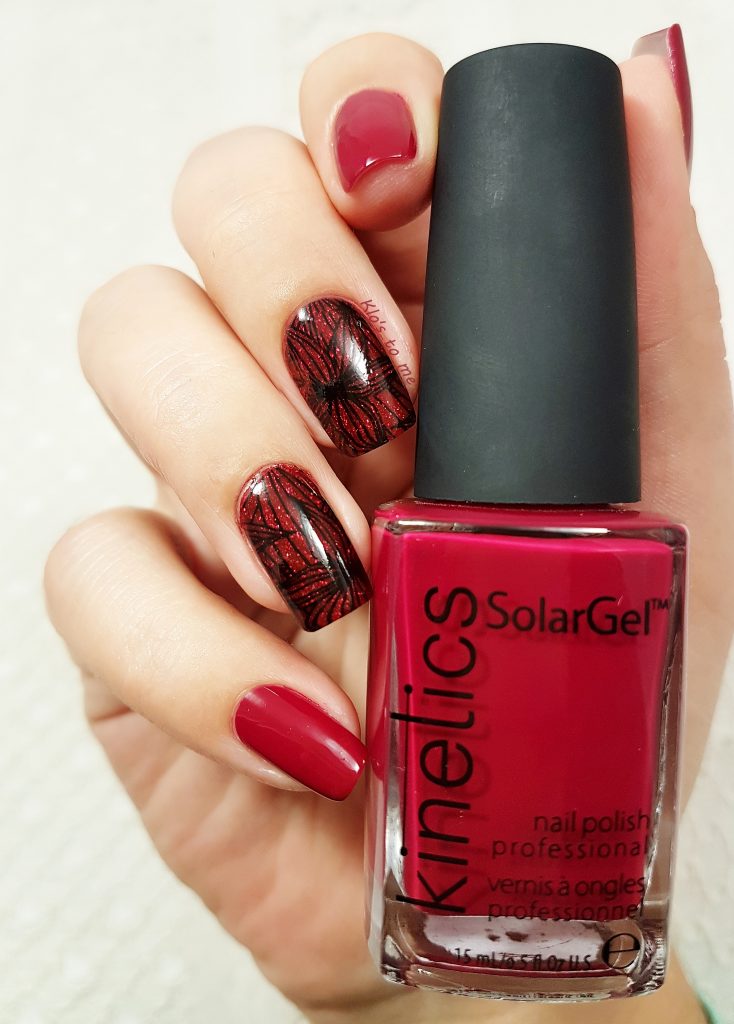 Nail-art stamping fleuri : rouge