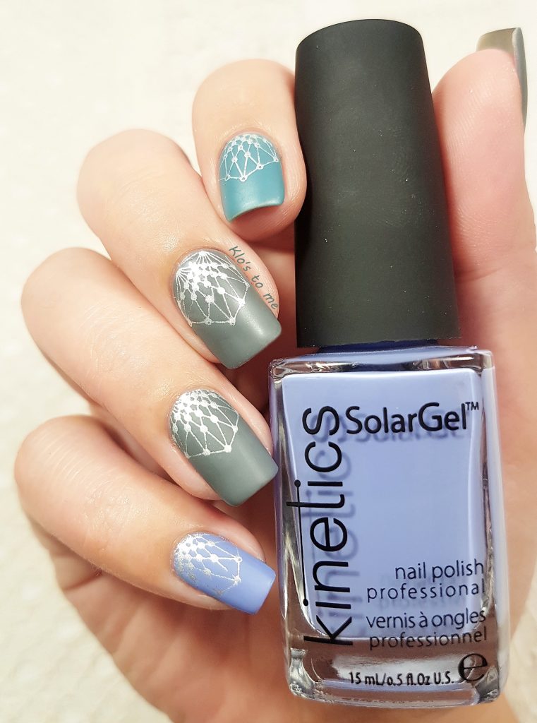 Nail art géométrique : gris et bleu