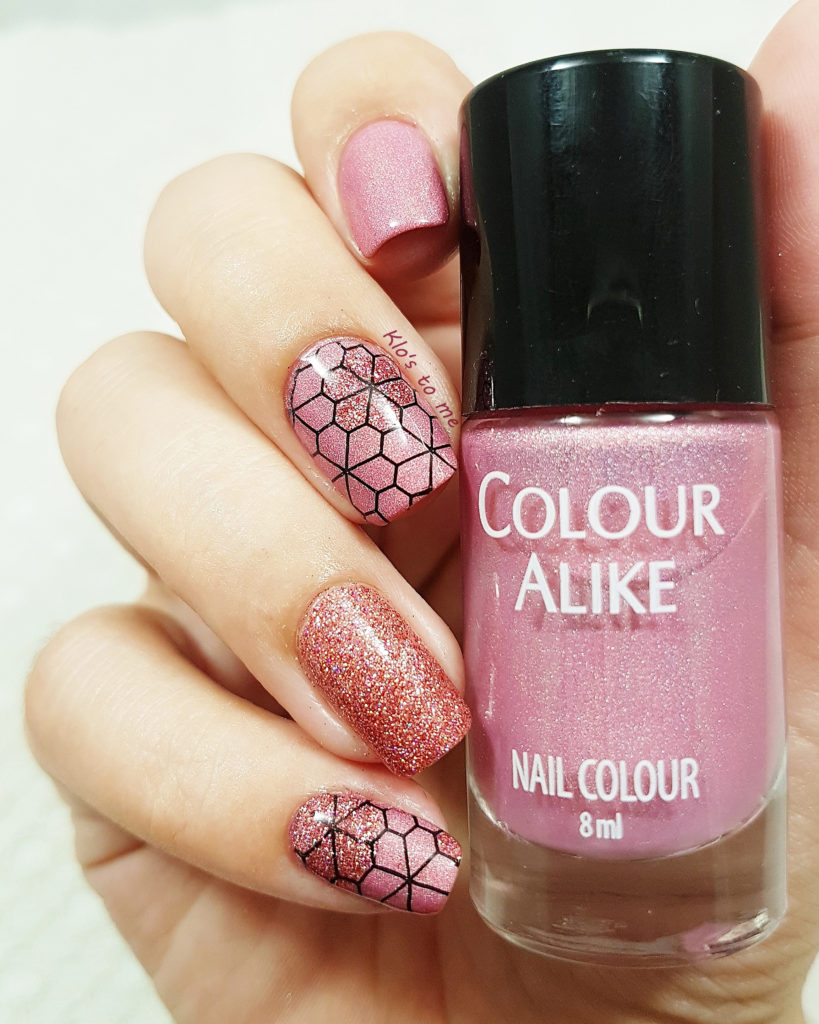 Nail-art des roses et des paillettes