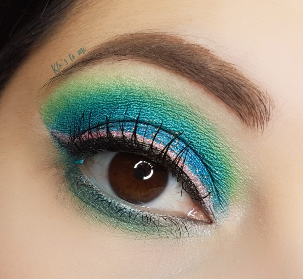 Make-up & nail-art teal 