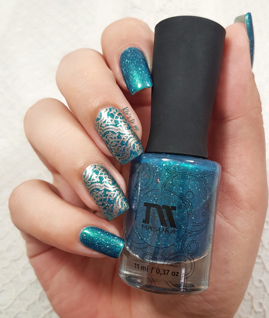 Make-up & nail-art teal 