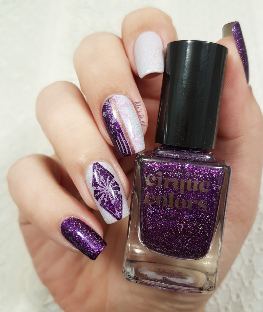 Nail-art violet de Noël