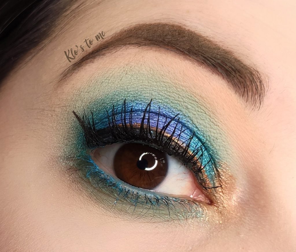 make-up turquoise avec la palette Mysterious de Beauty Glazed